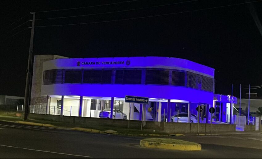 Câmara de Balneário Arroio do Silva é iluminada de azul em apoio ao mês do autismo