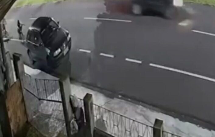 Criança fica ferida ao colidir bicicleta na traseira de veículo estacionado