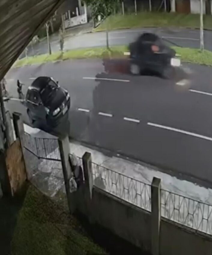 Criança fica ferida ao colidir bicicleta na traseira de veículo estacionado