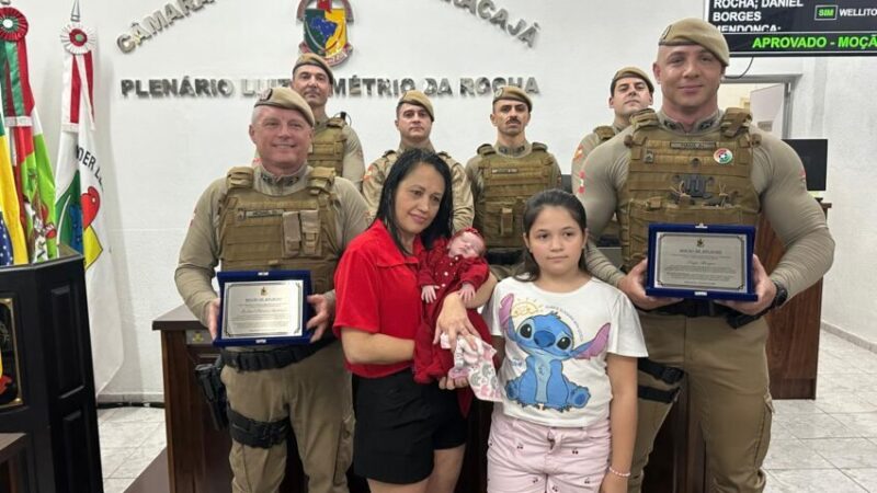 Moção de Aplausos: Policiais que salvaram bebê de oito dias após engasgamento em Maracajá, são homenageados