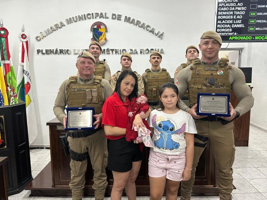 Moção de Aplausos: Policiais que salvaram bebê de oito dias após engasgamento em Maracajá, são homenageados