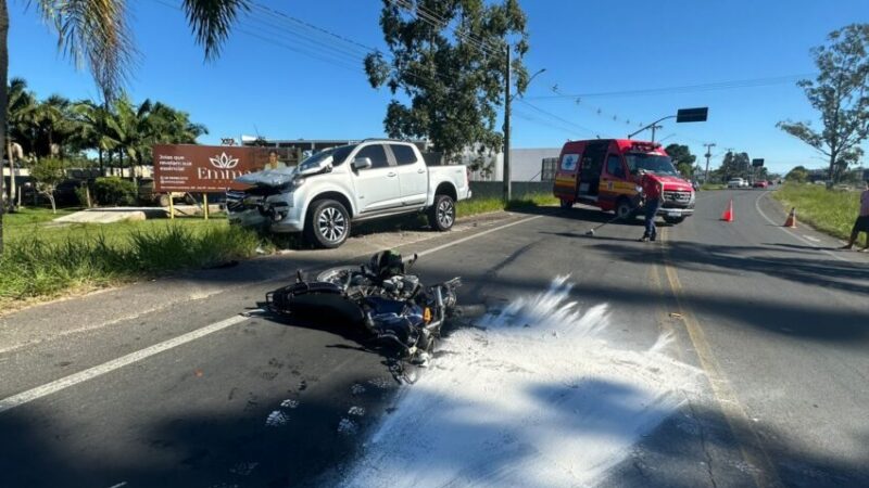 Motociclista fica gravemente ferido ao invadir a contramão e colidir frontalmente com caminhonete na SC 447