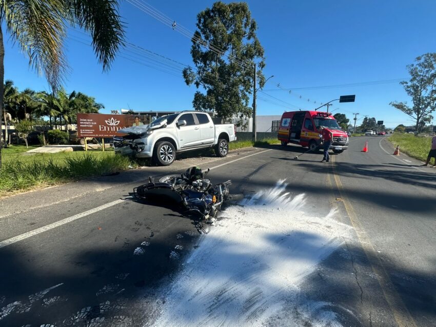 Motociclista fica gravemente ferido ao invadir a contramão e colidir frontalmente com caminhonete na SC 447