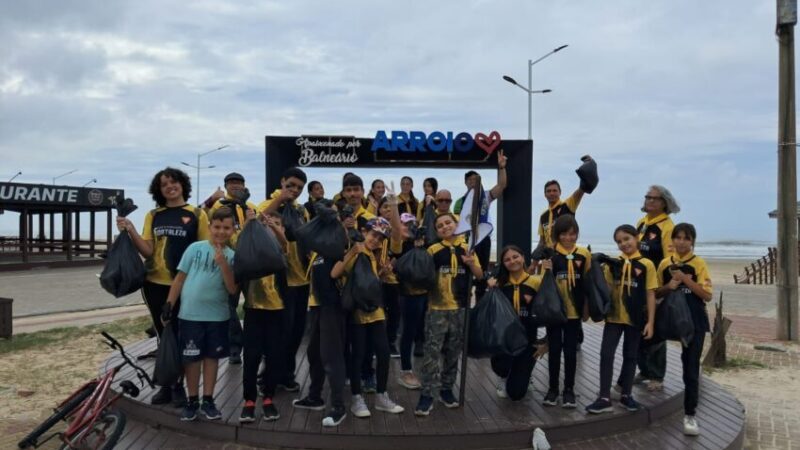 Grupo realiza ação de limpeza na orla de Balneário Arroio do Silva