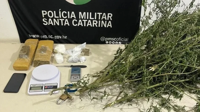 Homem é preso após tentar fugir da PM; mais de 2 kg de drogas são apreendidos em Balneário Gaivota
