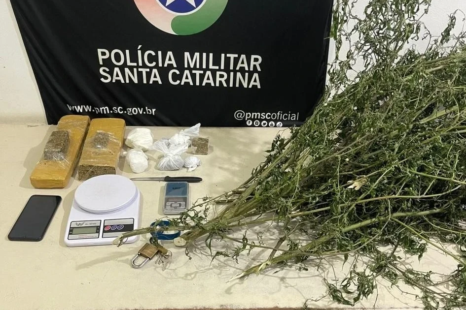 Homem é preso após tentar fugir da PM; mais de 2 kg de drogas são apreendidos em Balneário Gaivota