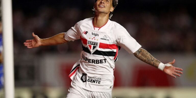 brasileirao:-ferreira-brilha-e-sao-paulo-aplica-4-a-1-no-cruzeiro
