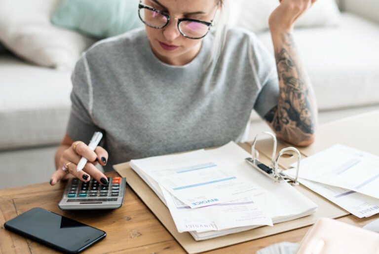 cobrancas-de-dividas:-quais-documentos-pedir-aos-bancos-para-checar-possiveis-abusos