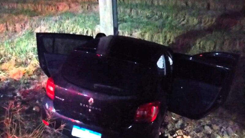 Motorista e passageiro ficam feridos após carro colidir contra poste em Forquilhinha