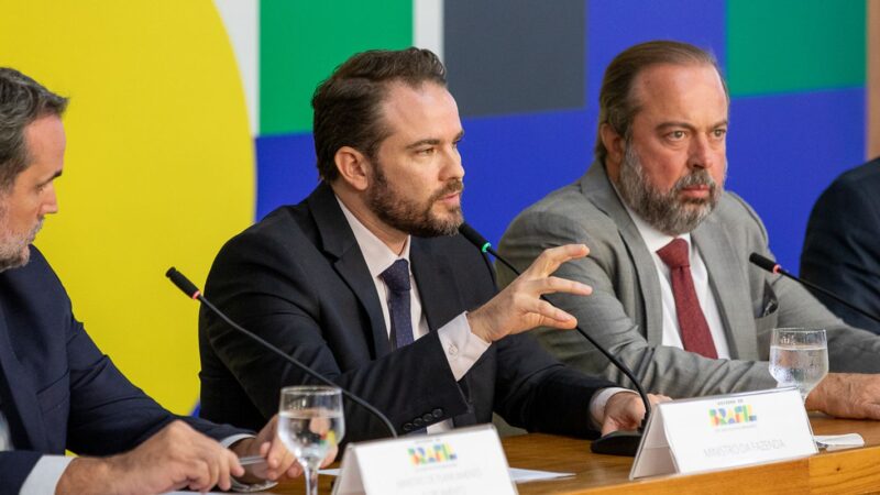 Governo eleva imposto do cigarro para bancar querosene e biodiesel