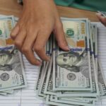 dolar-hoje-despenca-mais-de-1%-e-opera-abaixo-de-r$-5,10-com-cessar-fogo-no-ira