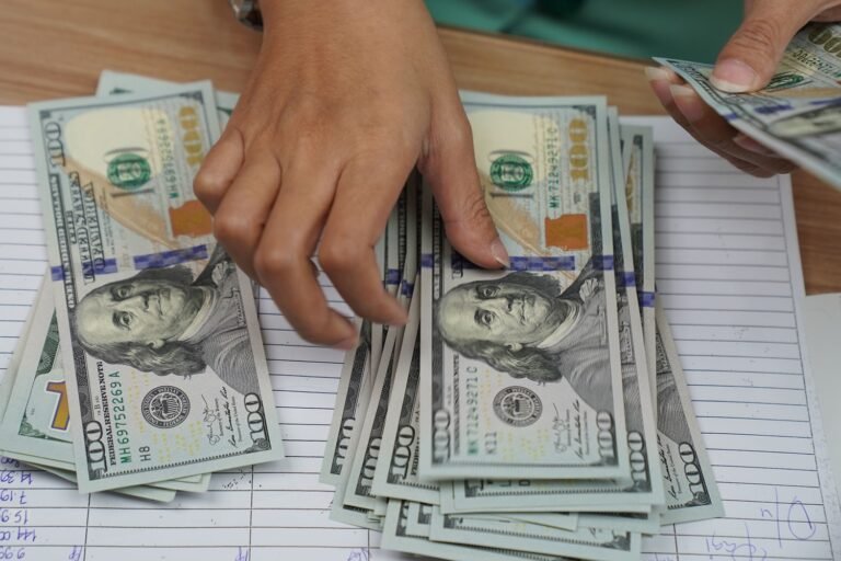 dolar-hoje-despenca-mais-de-1%-e-opera-abaixo-de-r$-5,10-com-cessar-fogo-no-ira