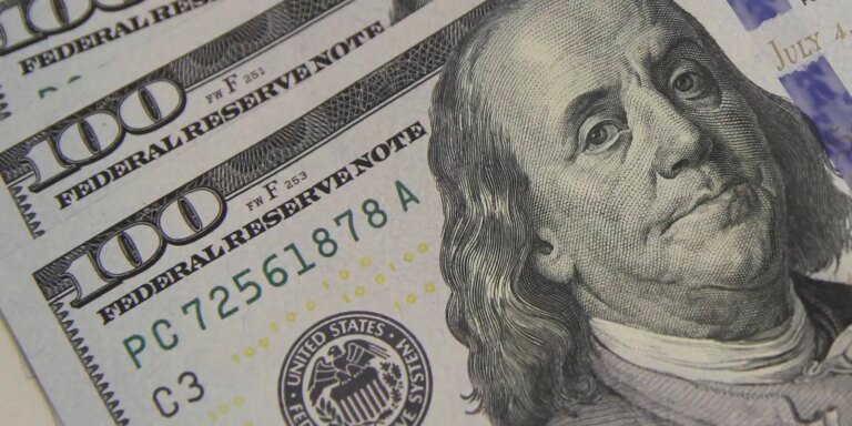 dolar-cai-para-r$-5,01,-e-bolsa-renova-recorde-com-ajuda-do-exterior