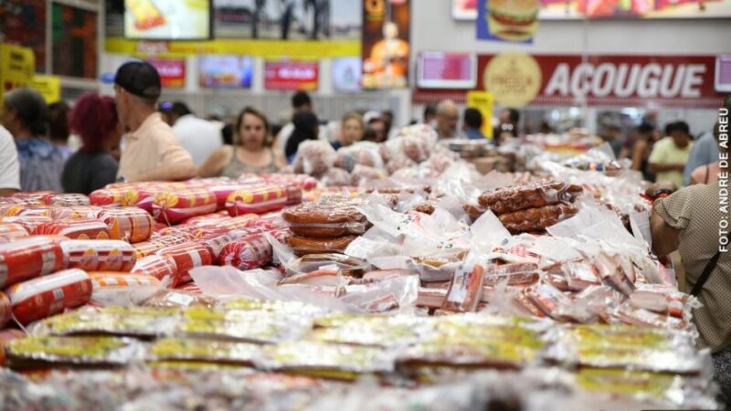 Mulher em situação de rua denuncia ofensas e agressão em mercado de Corumbá