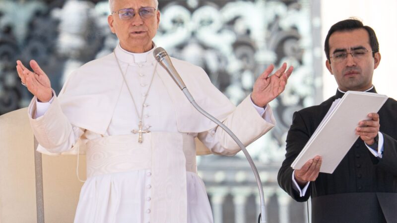 Papa pede fim da guerra, enquanto EUA e Irã negociam paz