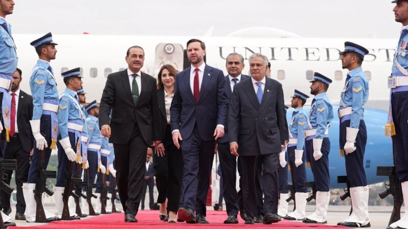 Sem acordo de paz entre EUA e Irã, Trump promete fechar Ormuz