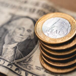 tesouro-direto:-taxas-recuam-em-bloco-com-dolar-abaixo-de-r$-5-e-negociacoes-eua-ira