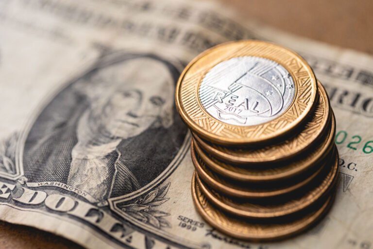 tesouro-direto:-taxas-recuam-em-bloco-com-dolar-abaixo-de-r$-5-e-negociacoes-eua-ira