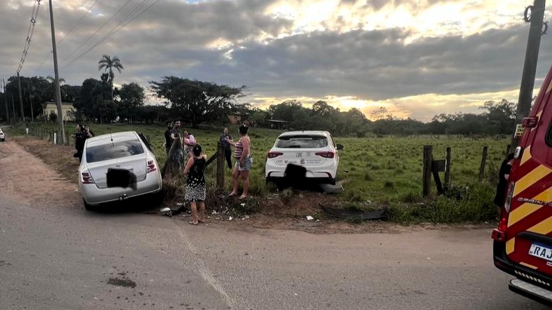 Colisão entre dois carros deixa três feridos no São Roque