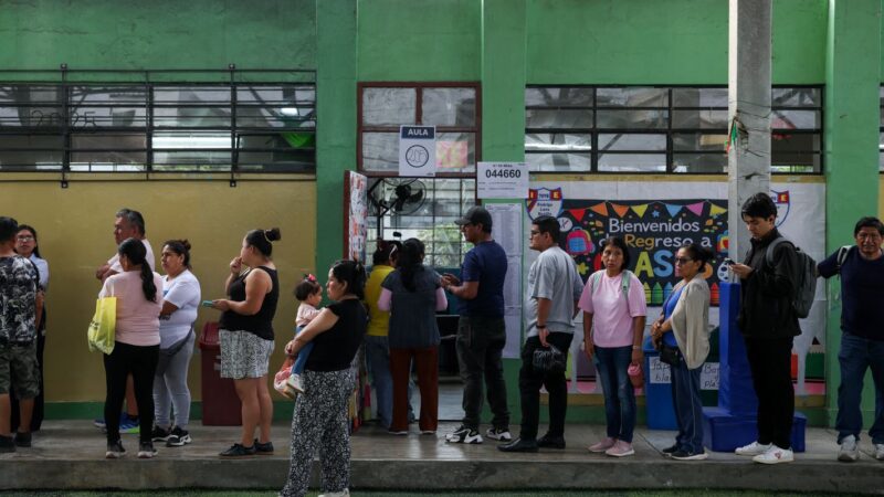 Peru: ultraconservador e esquerda disputam voto a voto para 2º turno