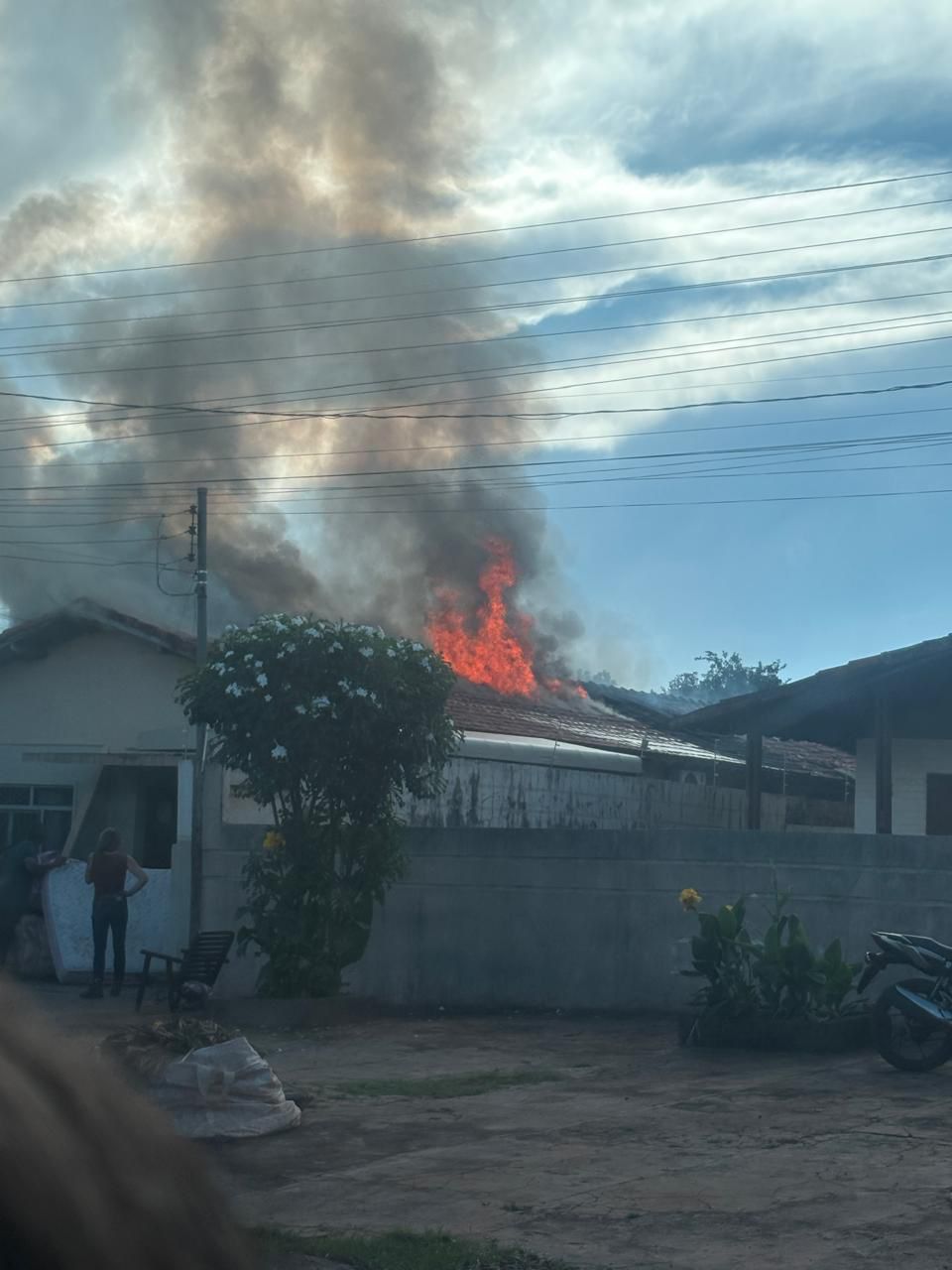 PM de folga age rápido e ajuda salvar vidas durante incêncio em Amambai