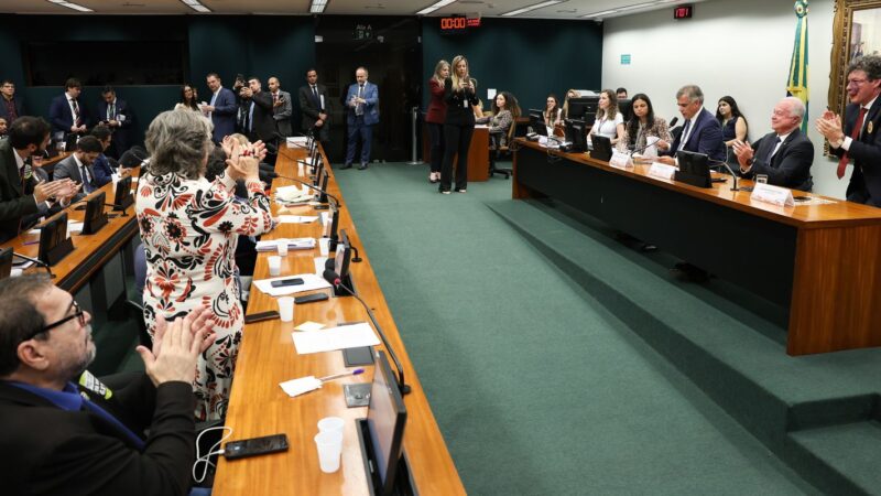 CCJ aprova admissibilidade de propostas que acabam com escala 6×1