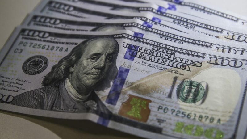 Dólar volta a R$ 5, e bolsa cai com tensão no Oriente Médio