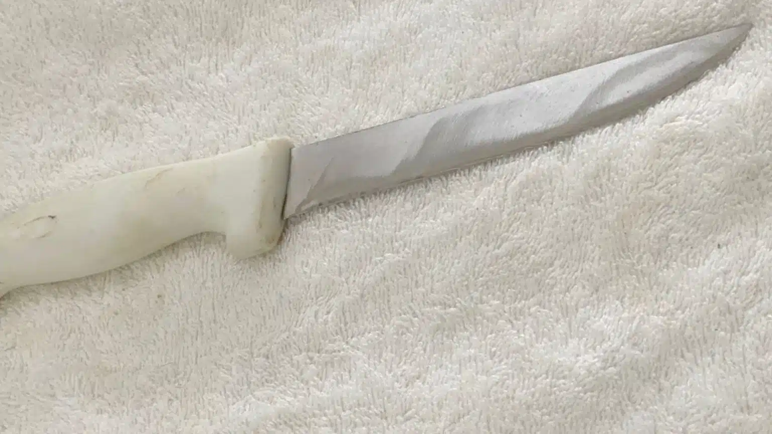 Homem mata suspeito de esfaquear mulher e acaba presoHomemHomem mata suspeito de esfaquear mulher e acaba preso