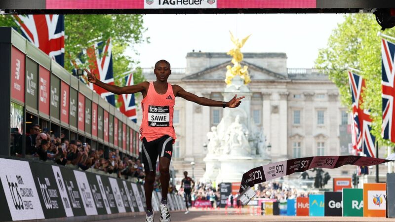 Queniano se torna primeiro atleta a correr maratona abaixo de 2 horas