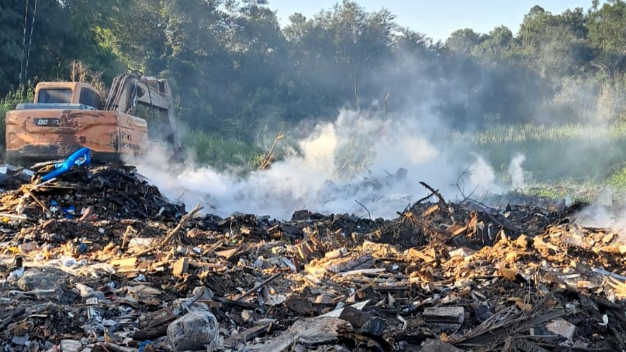 Incêndio em entulho mobiliza bombeiros e Defesa Civil no Bairro Cidade Alta