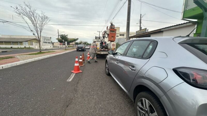Fio de alta tensão se rompe, danifica veículo estacionado e deixa parte do bairro Jardim das Avenidas sem energia elétrica.