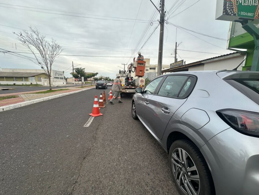Fio de alta tensão se rompe, danifica veículo estacionado e deixa parte do bairro Jardim das Avenidas sem energia elétrica.