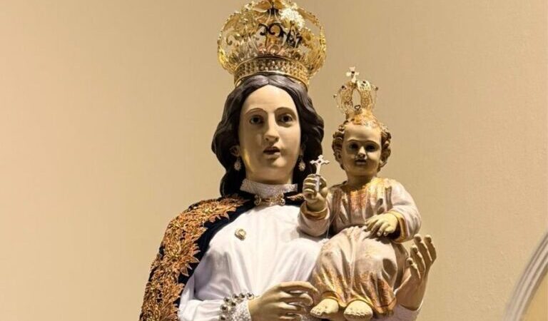 Coroação da padroeira, relatos de milagres e procissão por bairros marcam festa de Nossa Senhora Mãe dos Homens em Araranguá