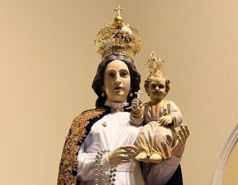Coroação da padroeira, relatos de milagres e procissão por bairros marcam festa de Nossa Senhora Mãe dos Homens em Araranguá