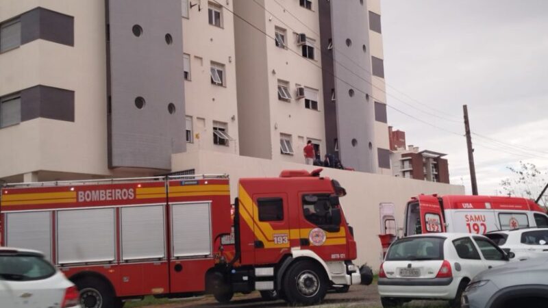 Mulher cai de janela de apartamento no Centro de Araranguá e é socorrida pelos bombeiros e SAMU
