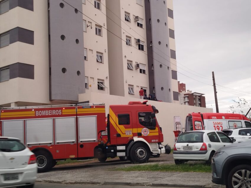 Mulher cai de janela de apartamento no Centro de Araranguá e é socorrida pelos bombeiros e SAMU