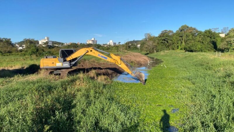 Prefeitura intensifica limpeza de canais para evitar alagamentos em Araranguá
