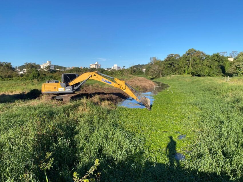 Prefeitura intensifica limpeza de canais para evitar alagamentos em Araranguá
