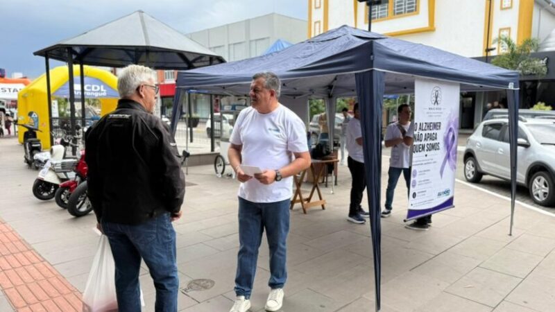 Vereador Juliandro Jacques promove ações de conscientização sobre o Alzheimer durante o Maio Roxo em Araranguá