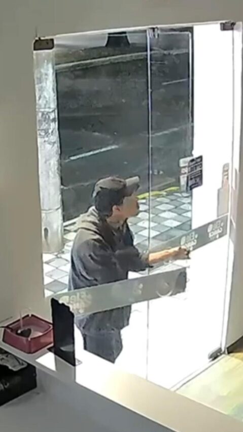 Criminoso arromba loja no Centro de Araranguá e furta dinheiro e celular durante a madrugada