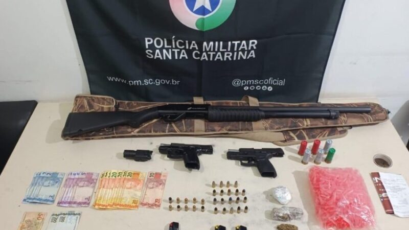Armas, drogas e dinheiro: operação da PM termina com prisão de suspeito em Araranguá