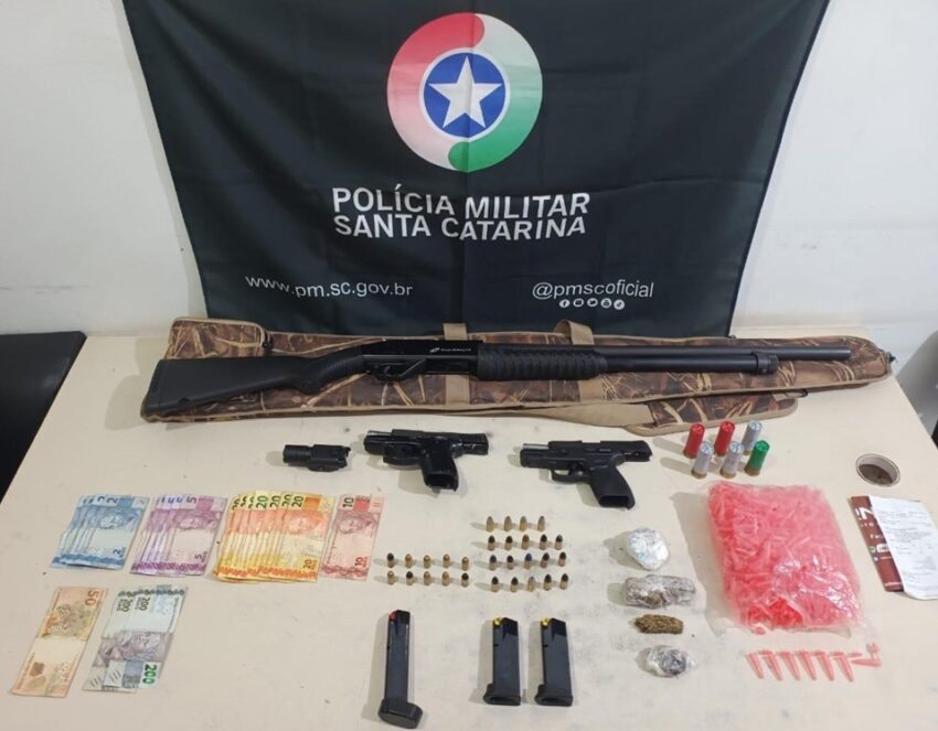 Armas, drogas e dinheiro: operação da PM termina com prisão de suspeito em Araranguá