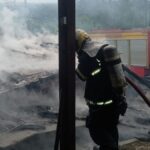 bombeiros-de-forquilhinha-combatem-incendio-em-casa-abandonada-no-verdinho