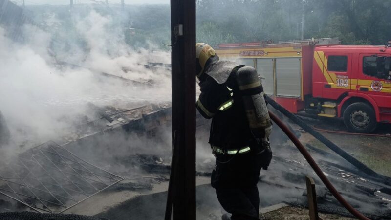 Bombeiros de Forquilhinha combatem incêndio em casa abandonada no Verdinho