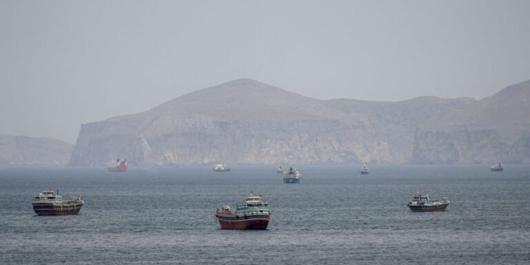 misseis-atingem-navio-de-guerra-dos-eua-que-tentava-entrar-em-ormuz