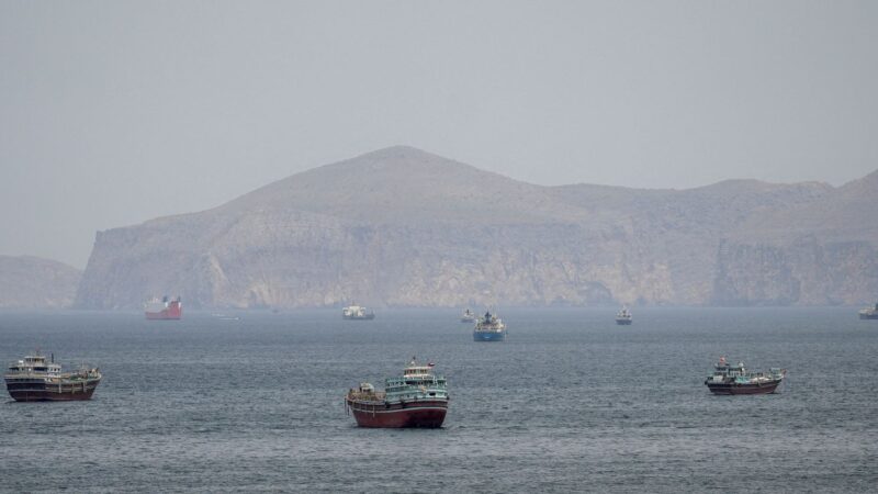 Mísseis atingem navio de guerra dos EUA que tentava entrar em Ormuz