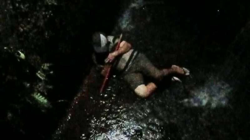Idoso é resgatado após cair dentro de bueiro