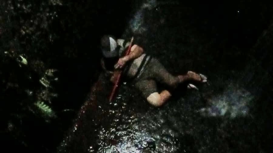Idoso é resgatado após cair dentro de bueiro