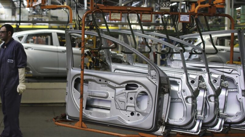 Indústria nacional varia 0,1% em março e acumula alta de 3,1% em 2026