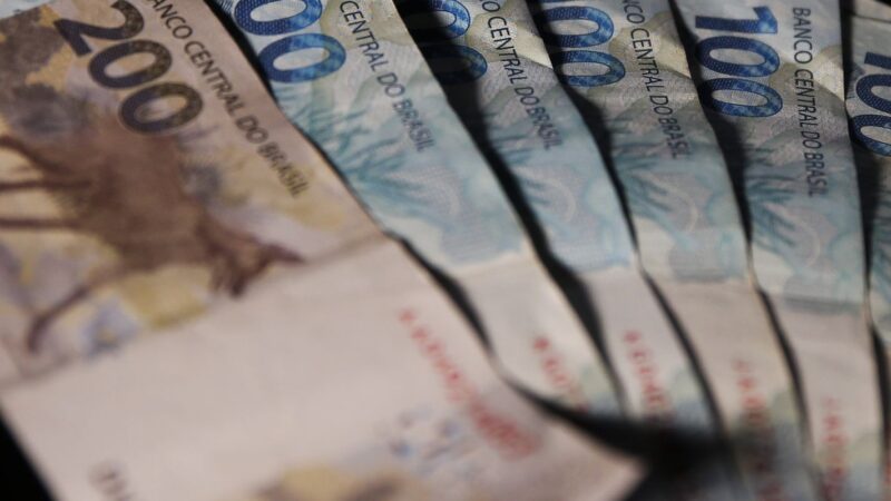 Renda média das famílias chega a R$ 2.264 e é recorde em 2025